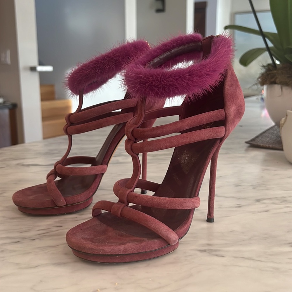 Mink cuff gladiator Gucci sandal in purple. 38.5